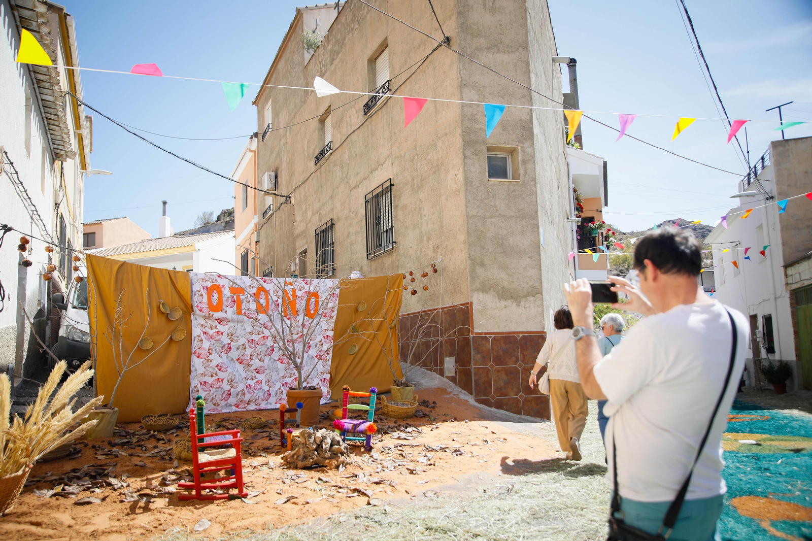 Así es la gran alfombra de serrín para que levite la Virgen de Fátima de Tíjola