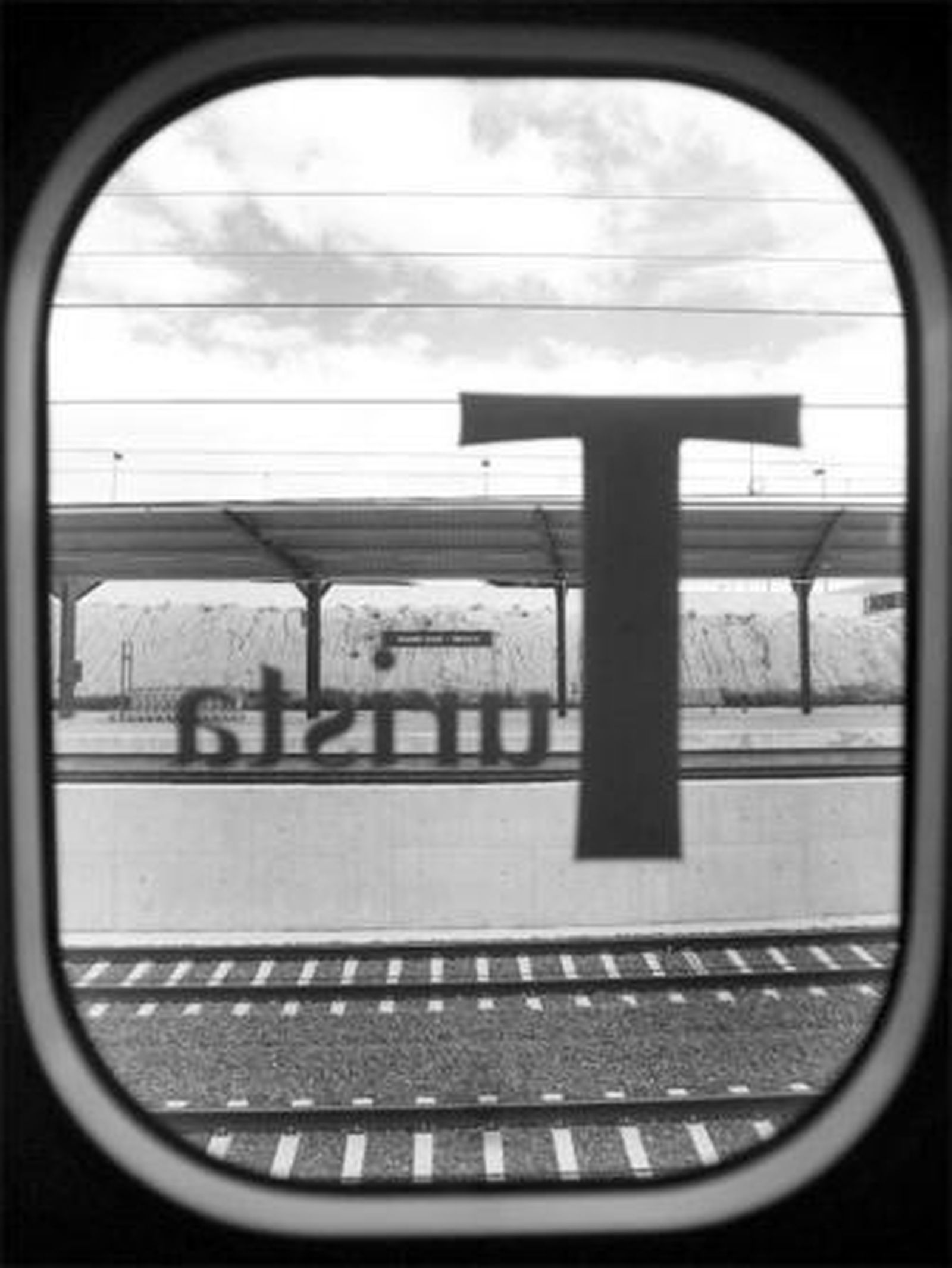 Vista desde la ventana de una lanzadera parada en la estación de Puente Genil.
