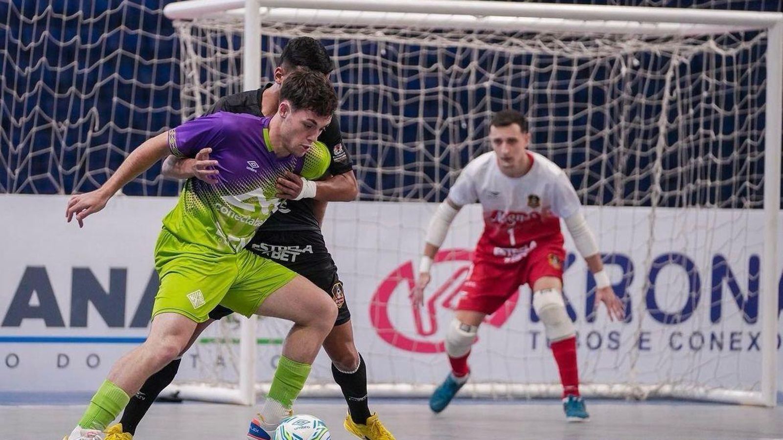 Nil Tent protege un balón en un partido del Mallorca Palma Futsal.