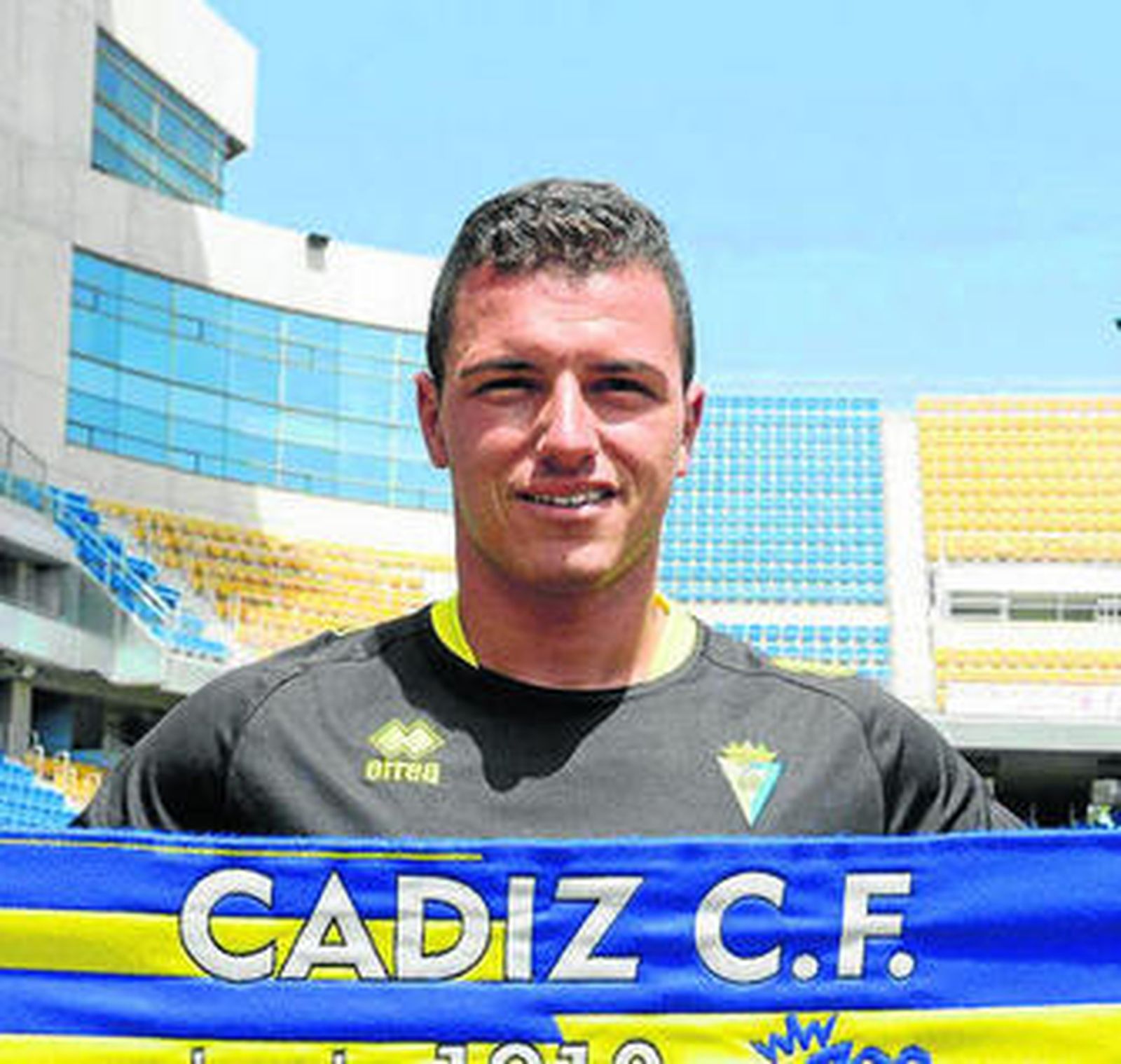 Airam posa con una bufanda el día de su presentación.