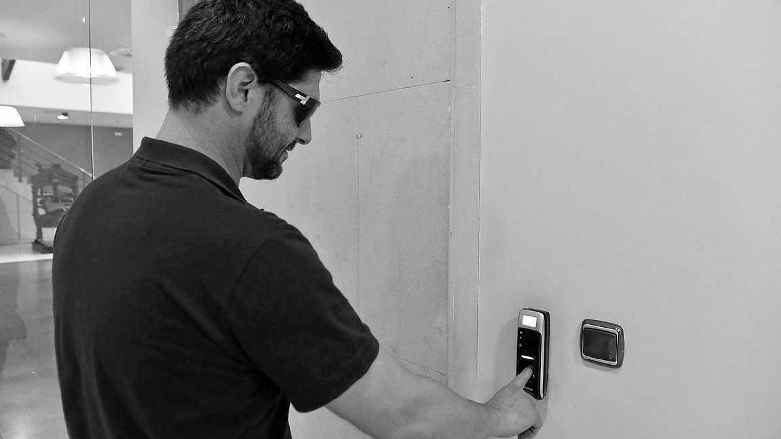 Un trabajador se registra en un control horario.