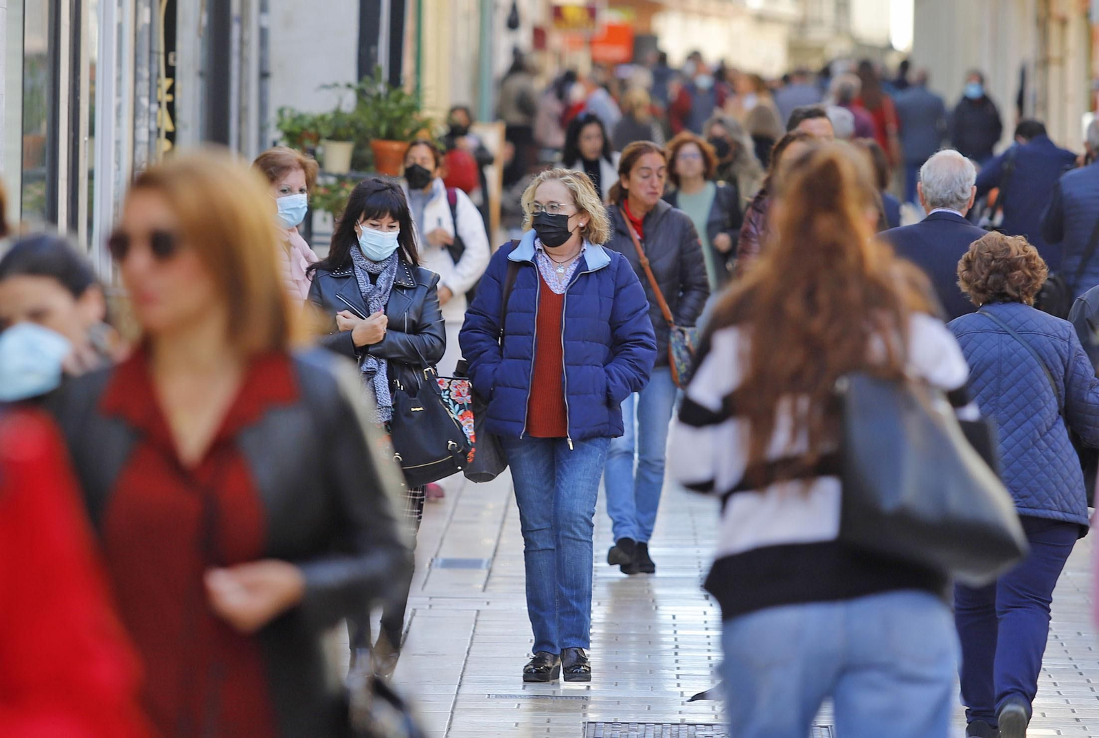 Ambiente en una calle del centro de la capital onubense durante la mañana de ayer.