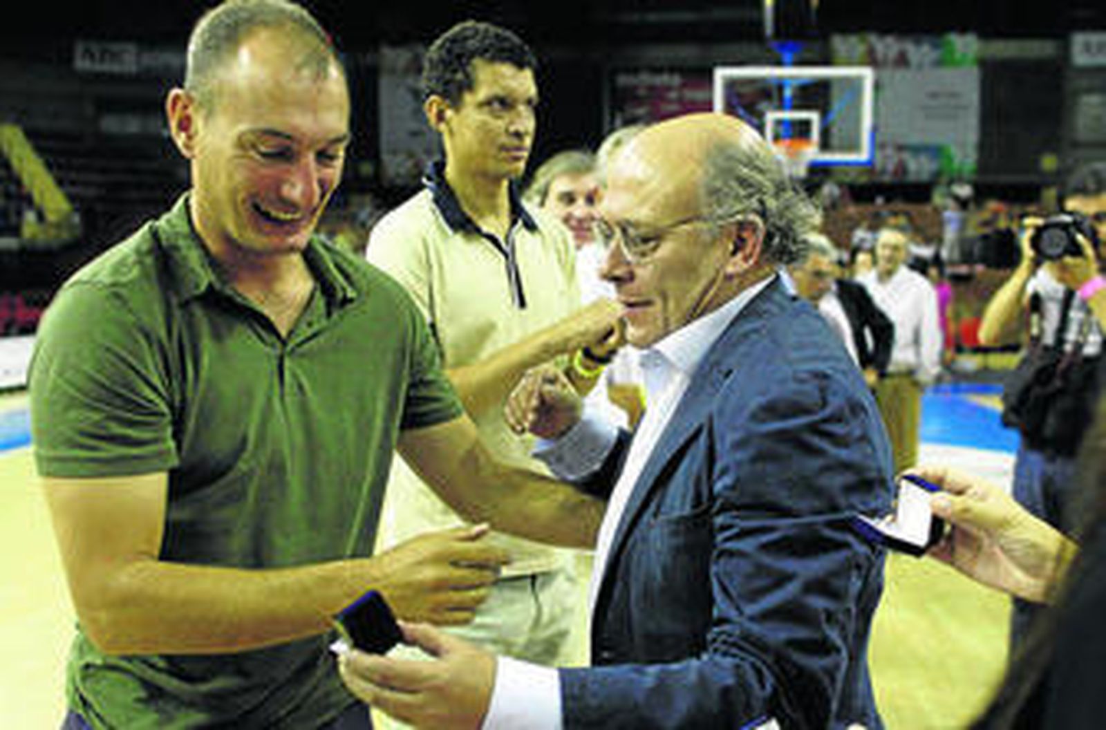 Nacho Azofra recibe un recuerdo en el acto conmemorativo de los 25 años del Cajasol.
