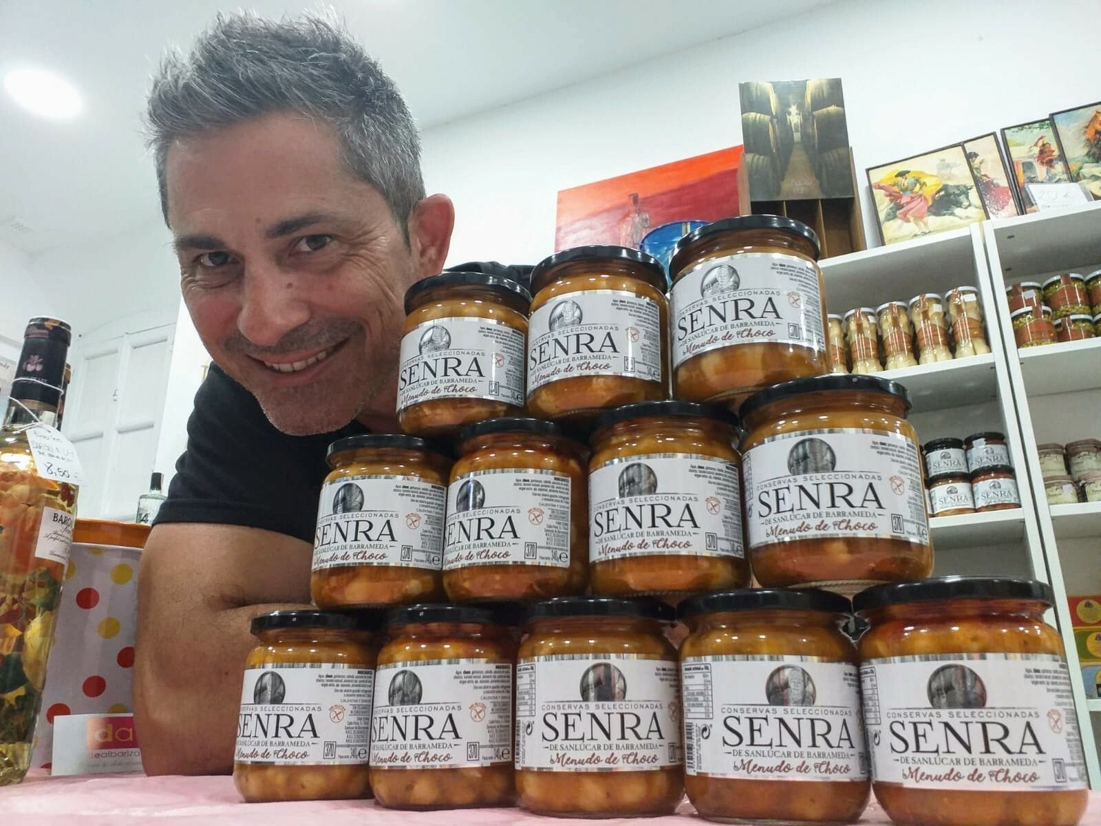 El emprendedor sanluqueño Fran Senra, mostrando su nuevo guiso en conserva: el menudo de choco.