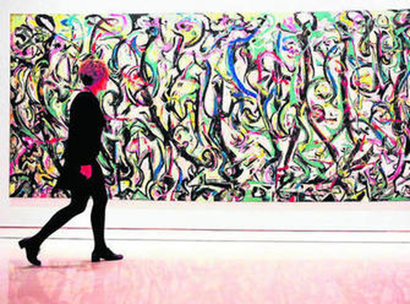 Una visitante pasea frente al 'Mural'  de Pollock, exhibido en el Museo Picasso Málaga hasta el 11 de septiembre.