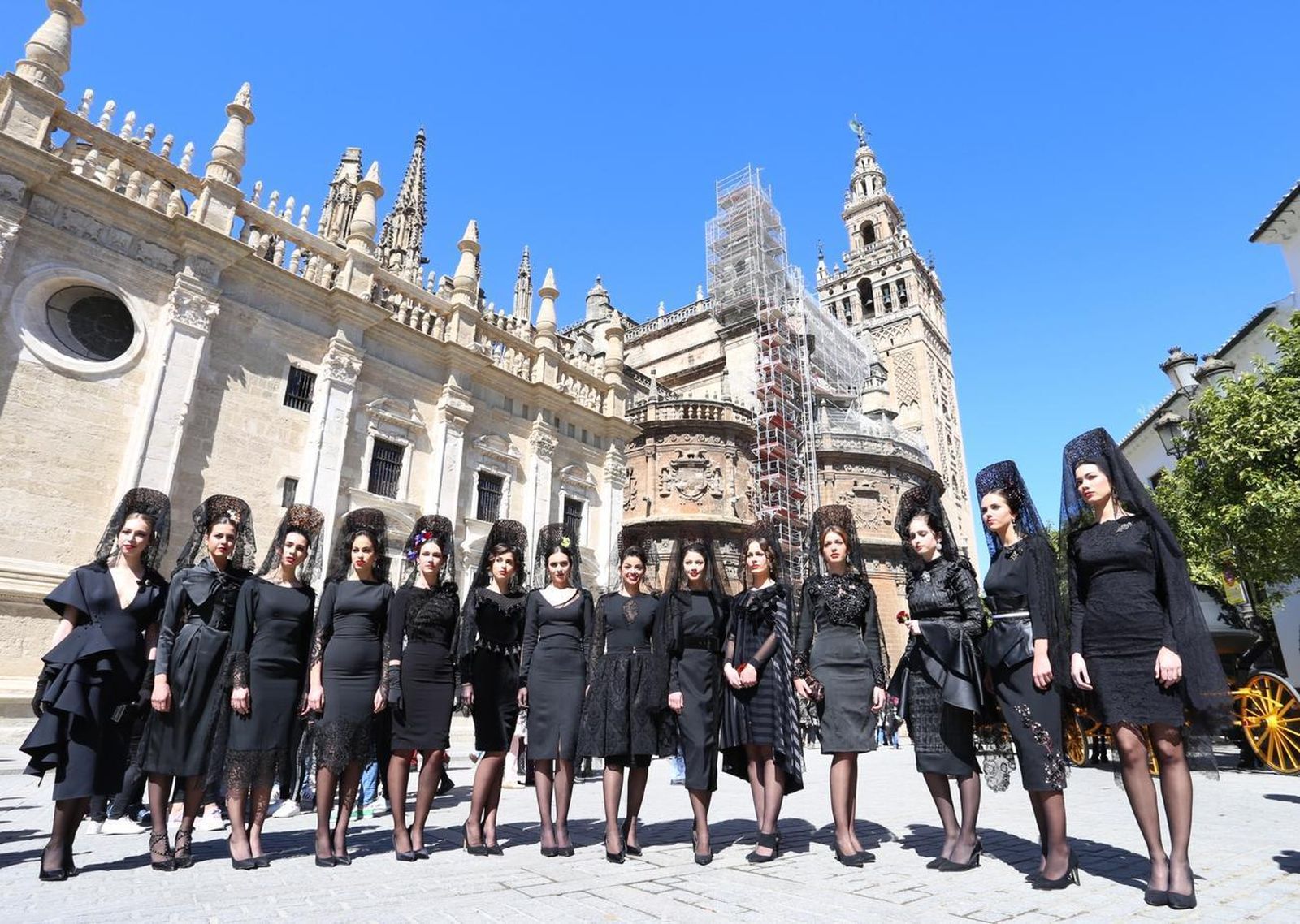 1. Todas las propuestas que se presentaron ayer en el desfile urbano, en la Plaza del Triunfo. 2. Una de las modelos luce uno de los diseños creados para la ocasión.