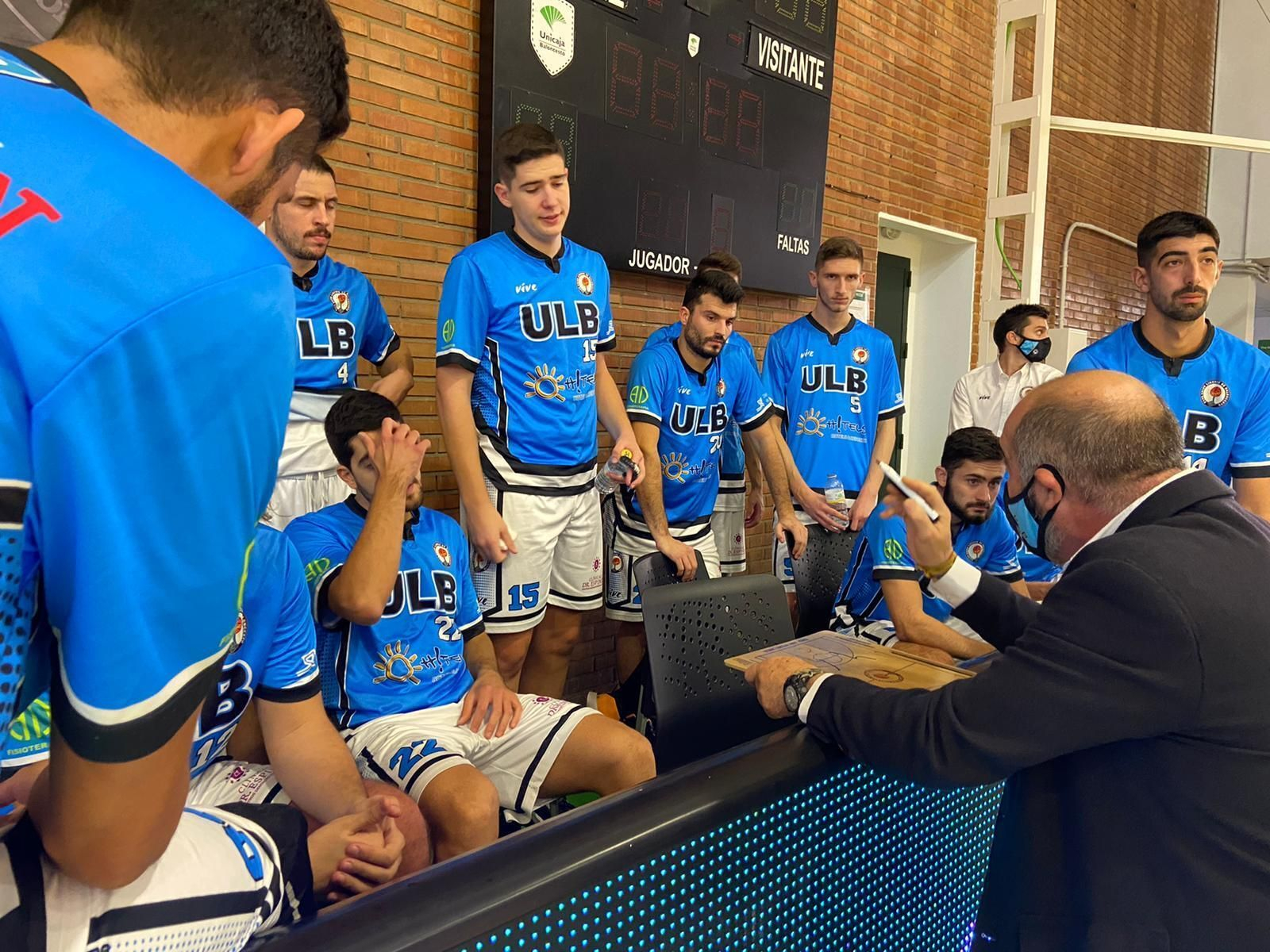 Juan Antonio Cabeza da instrucciones en un tiempo muerto, este sábado en Los Guindos