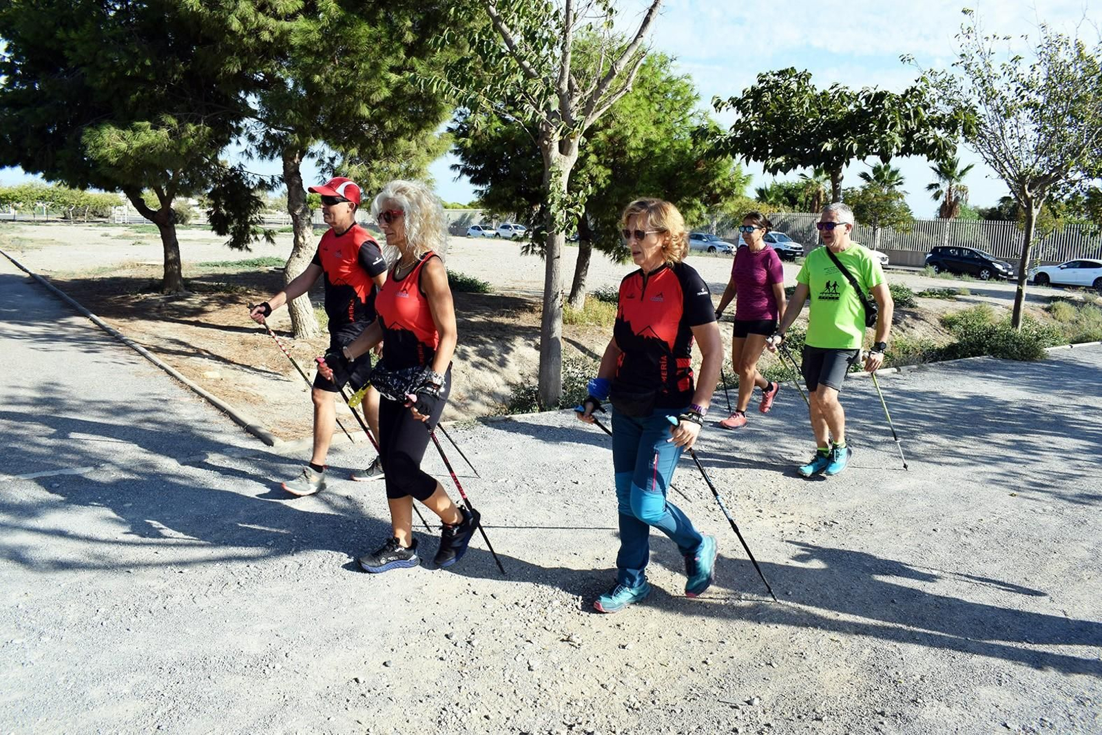 La Concejalía de Deportes organiza actividades para dar a conocer el parque como esta de marcha nórdica.