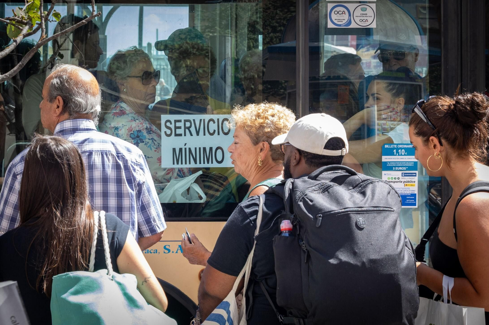 Imagen de un autobús de los servicios mínimos por la huelga durante esta semana.