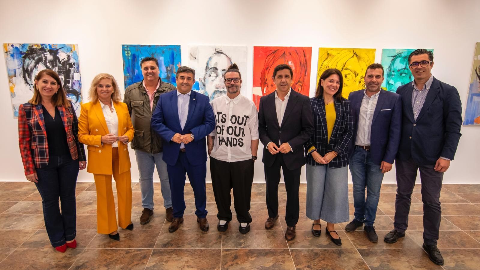 Foto de familia durante la inauguración de Chencho Aguilera.