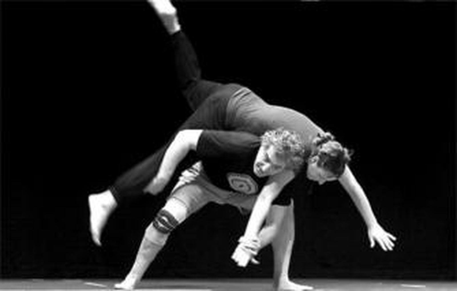 Alumna y profesor practicaban ayer en el Conservatorio de Música un ejercicio de acrobacia.