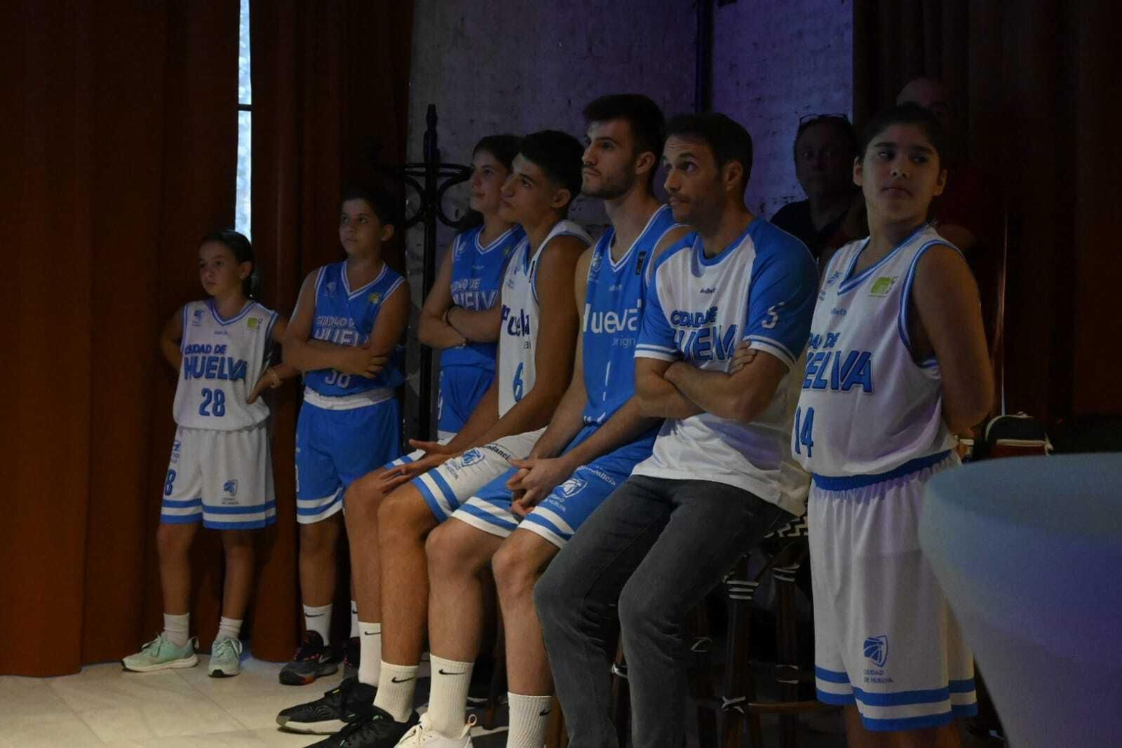 Imágenes de la presentación de las equipaciones del Ciudad de Huelva para la temporada 23/24