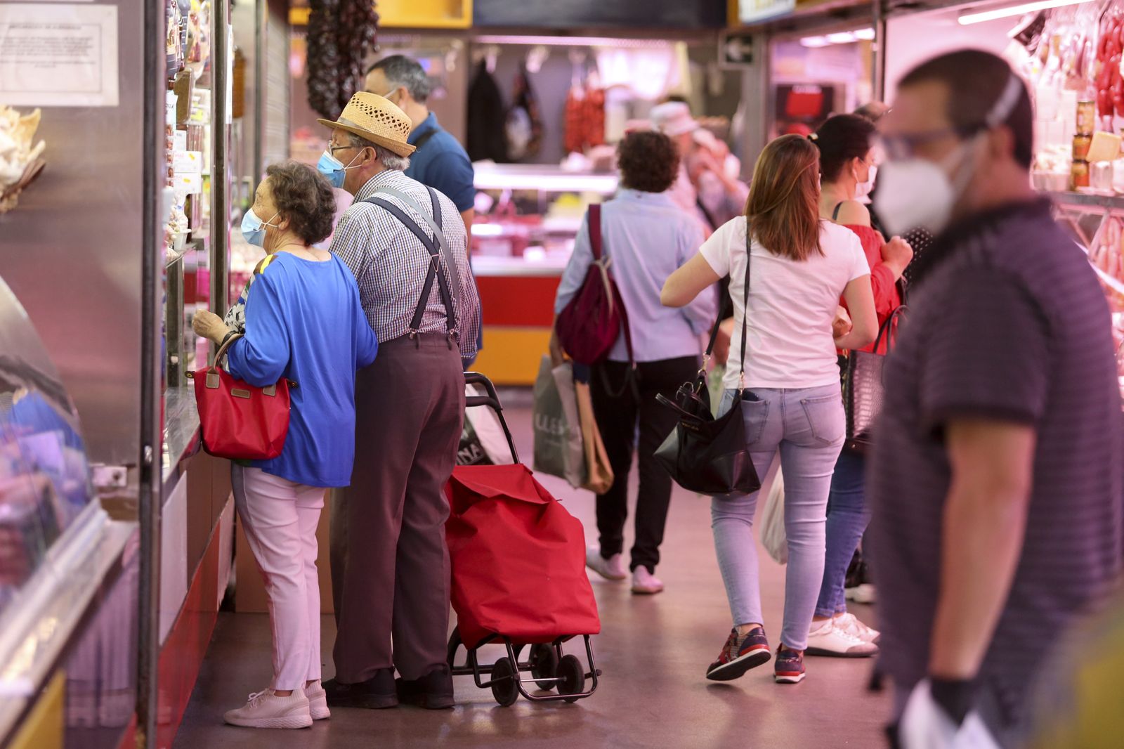 Afluencia de clientes en el mercado de Atarazanas en Málaga, en fotos