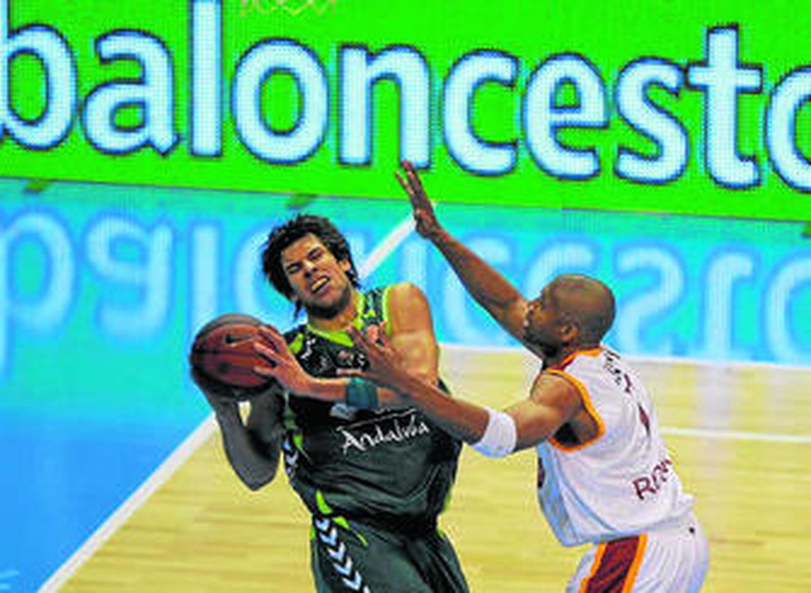 Printezis, defendido por Smith (Roma) en un partido de Euroliga.