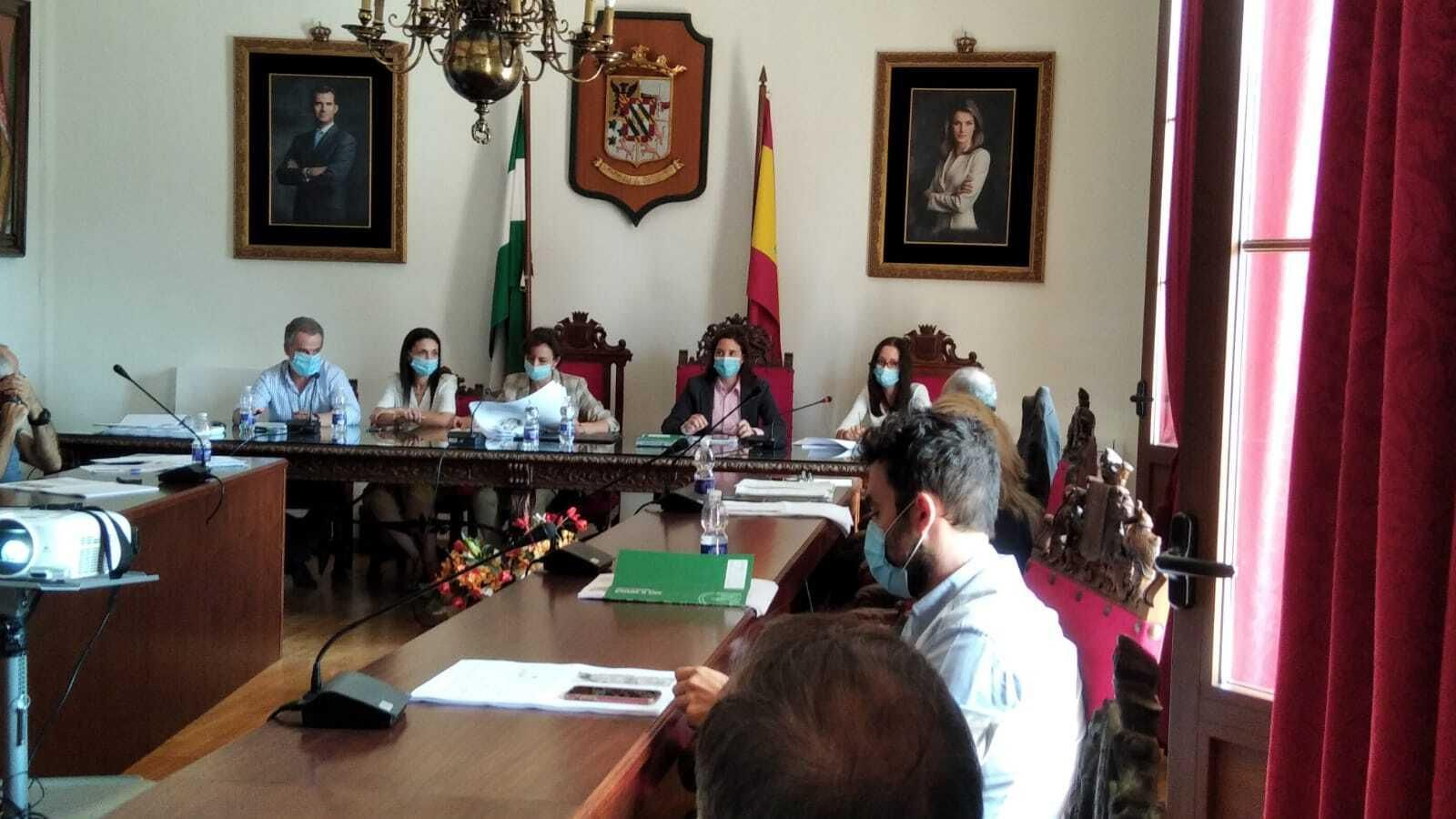 La delegada de Fomento, Cristina Casanueva, y la alcalde de Priego, María Luis Ceballos, en el Ayuntamiento.