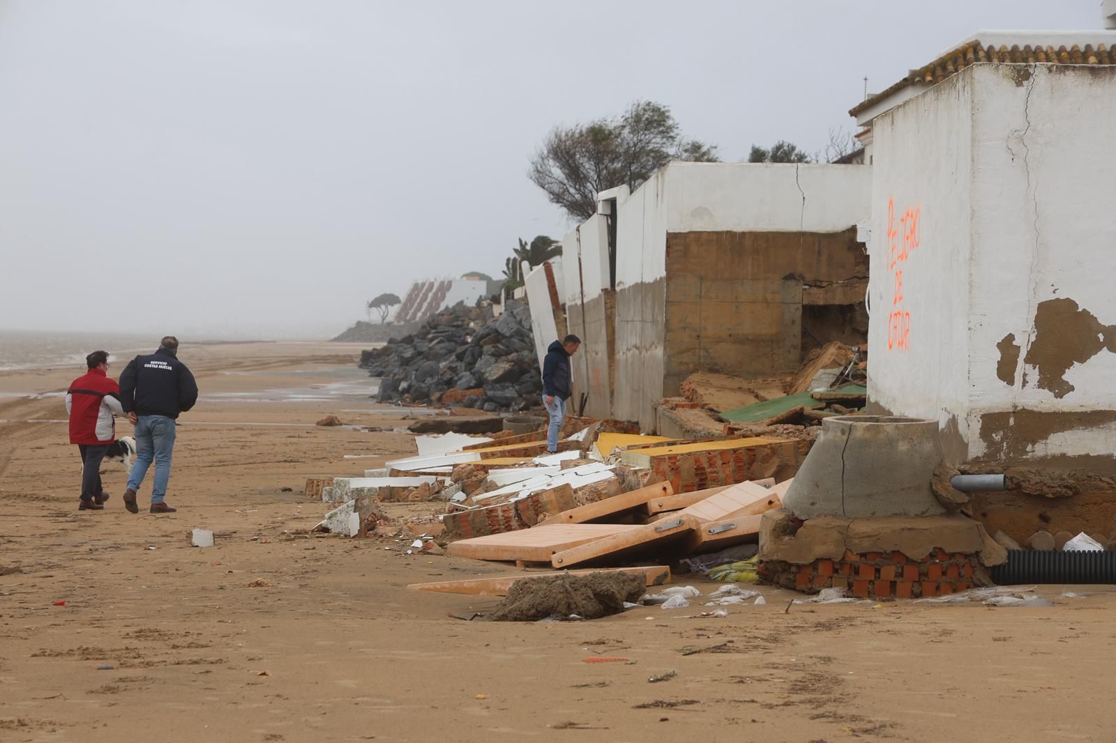 Casas destrozadas en El Portil junto a la línea de playa por el temporal: impactantes fotografías de los daños