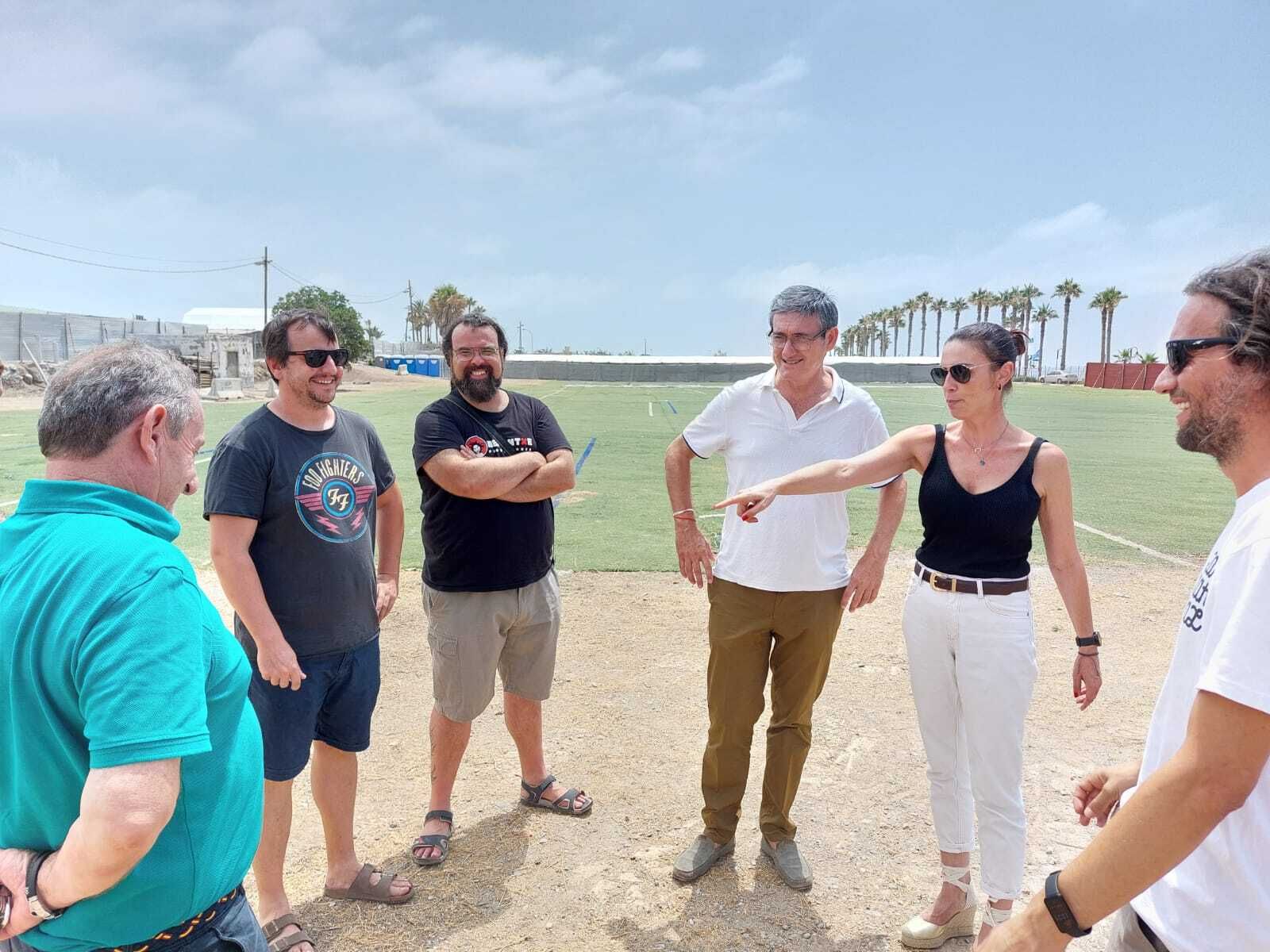 El alcalde de Adra supervisa el montaje del The Juergas Rock