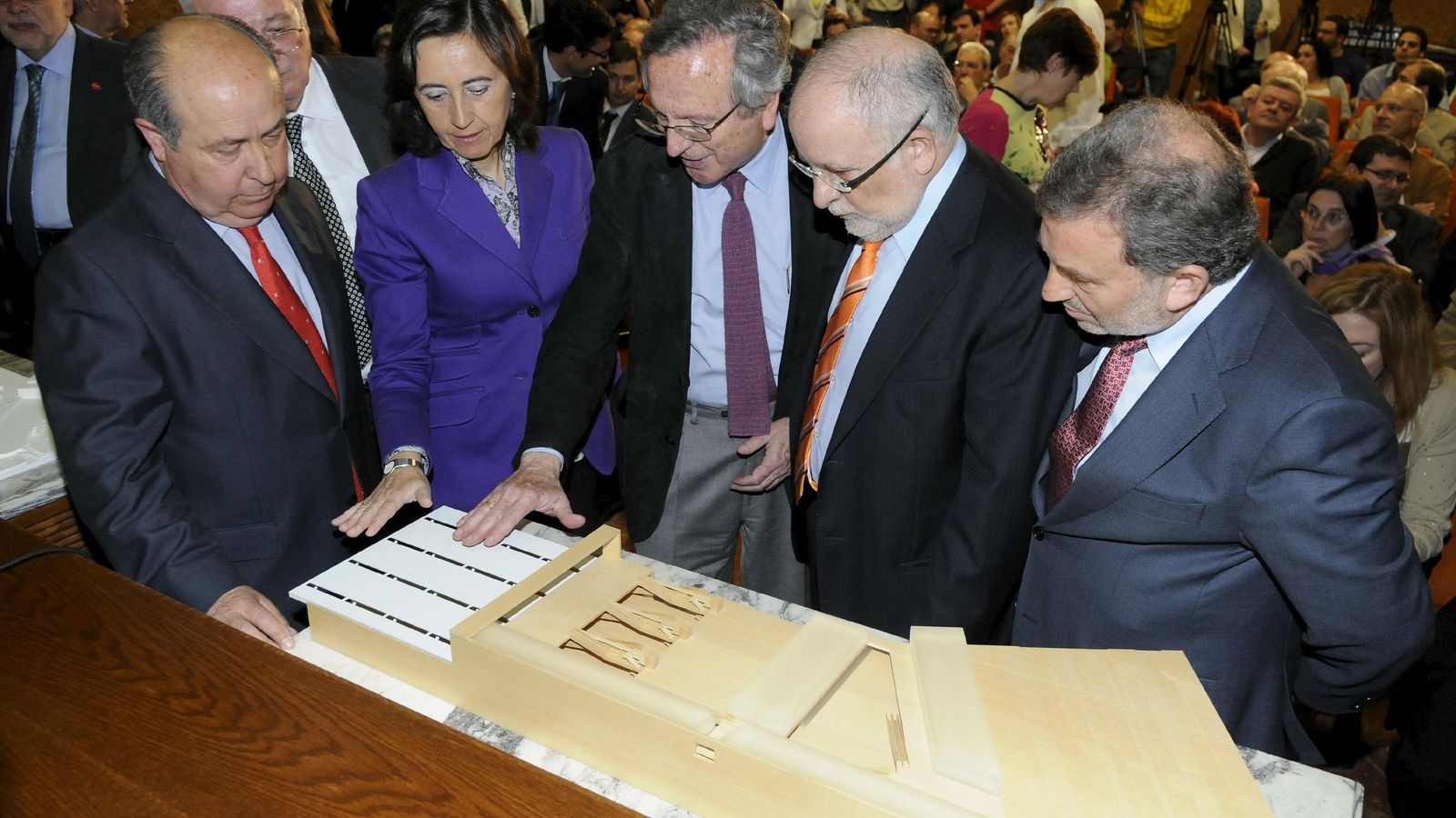 La consejera de Obras Públicas de la Junta de Andalucía, Rosa Aguilar); el alcalde de Granada, José Torres Hurtado y Rafael Moneo.  (c); el secreta