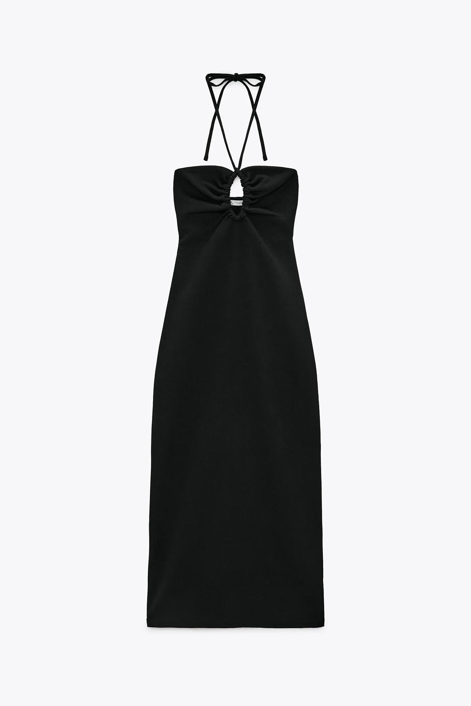 Vestido negro de largo midi y cut out de Zara.