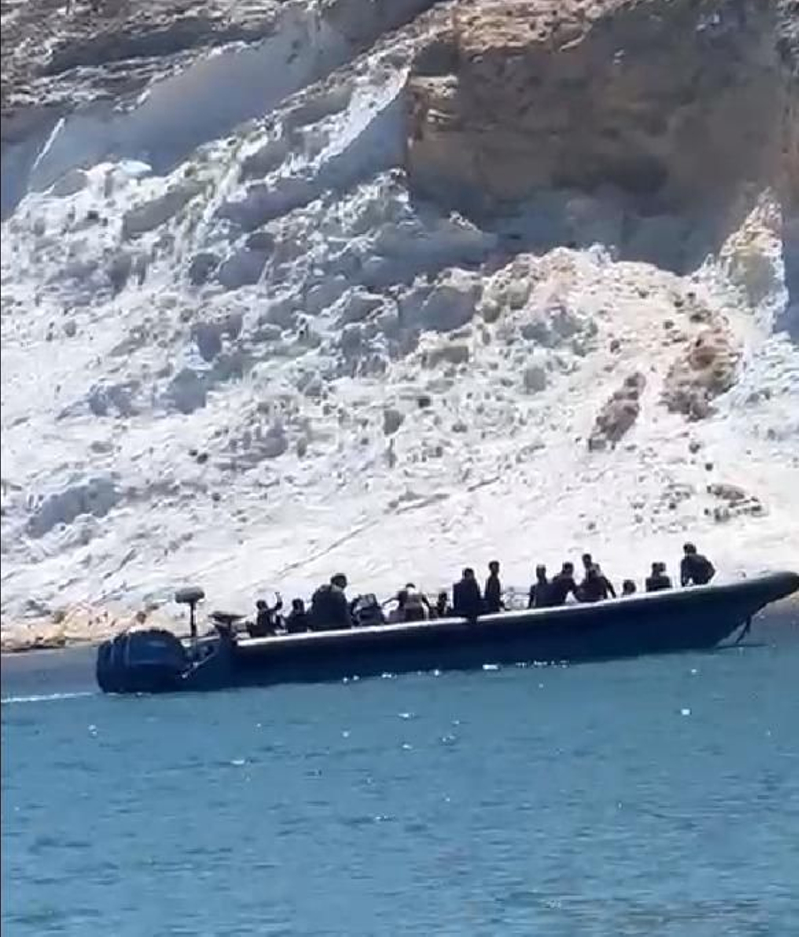Una patera desembarca en la playa de Genoveses.