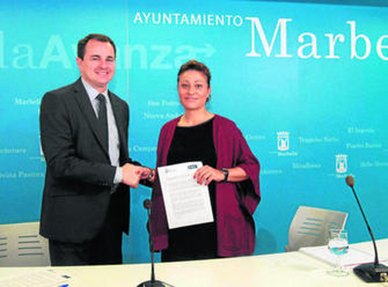 La concejala de Derechos Sociales, Victoria Morales, y el gerente de Hidralia en el municipio, Carlos Corral.