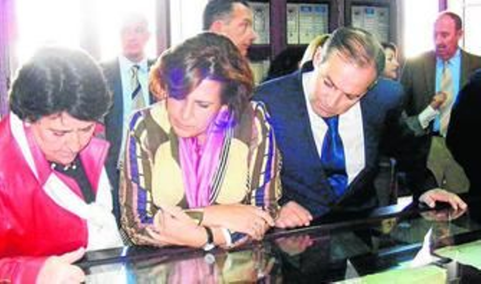 La consejera de Cultura y el alcalde del municipio contemplan algunos documentos del archivo.