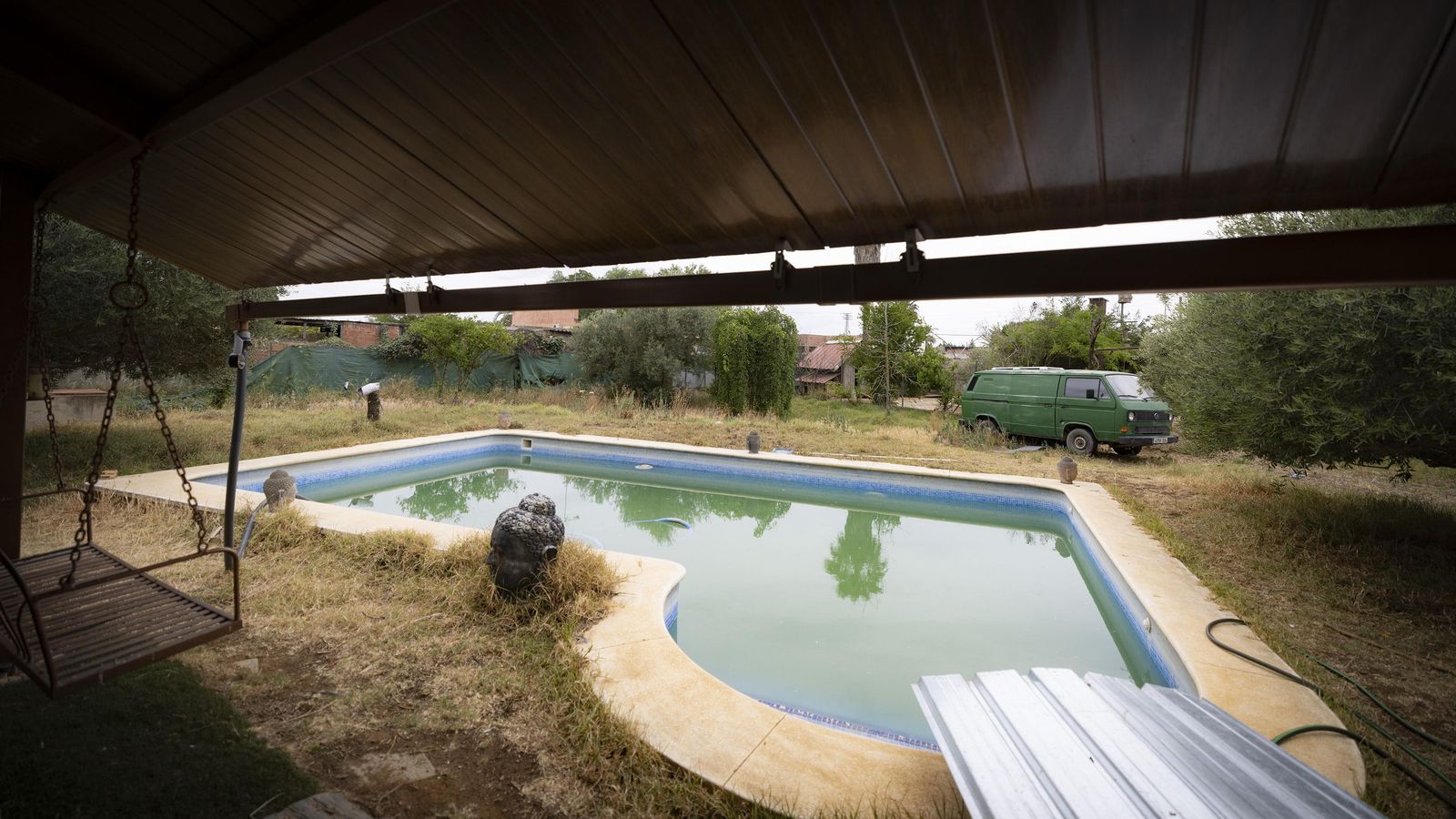 Sistema casero para aprovechar el agua de la lluvia y que caiga en la piscina.