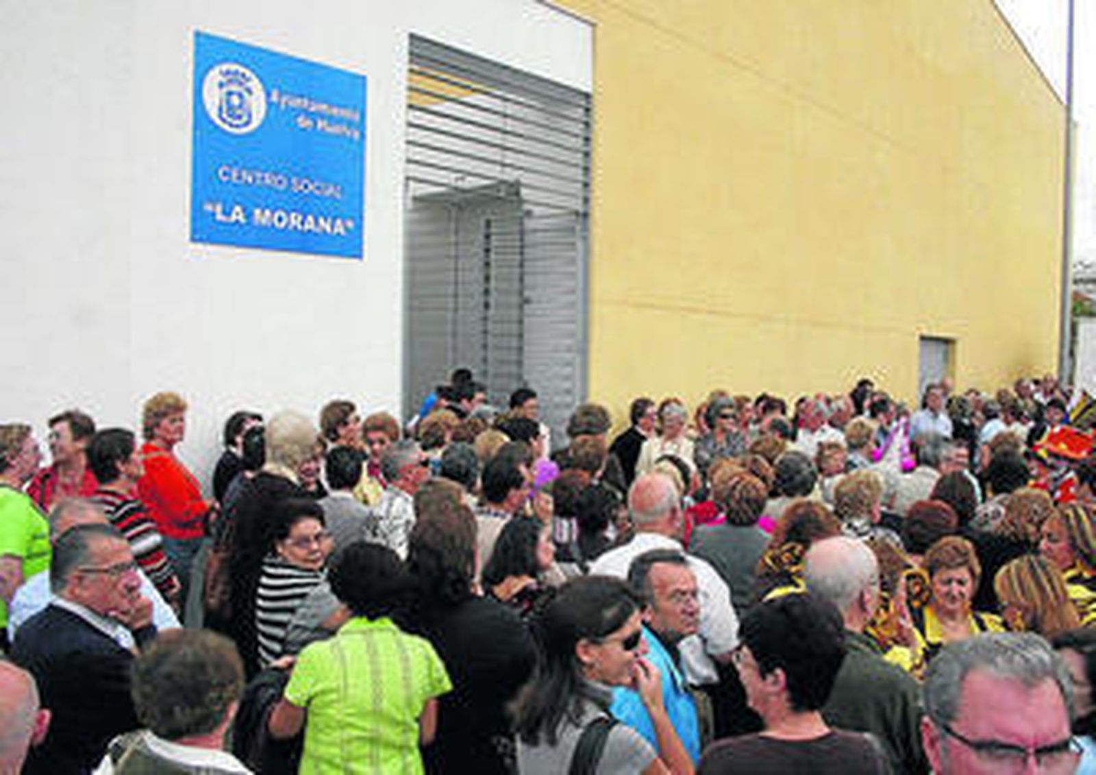 Un gran número de personas acudió a la inauguración del centro social La Morana.