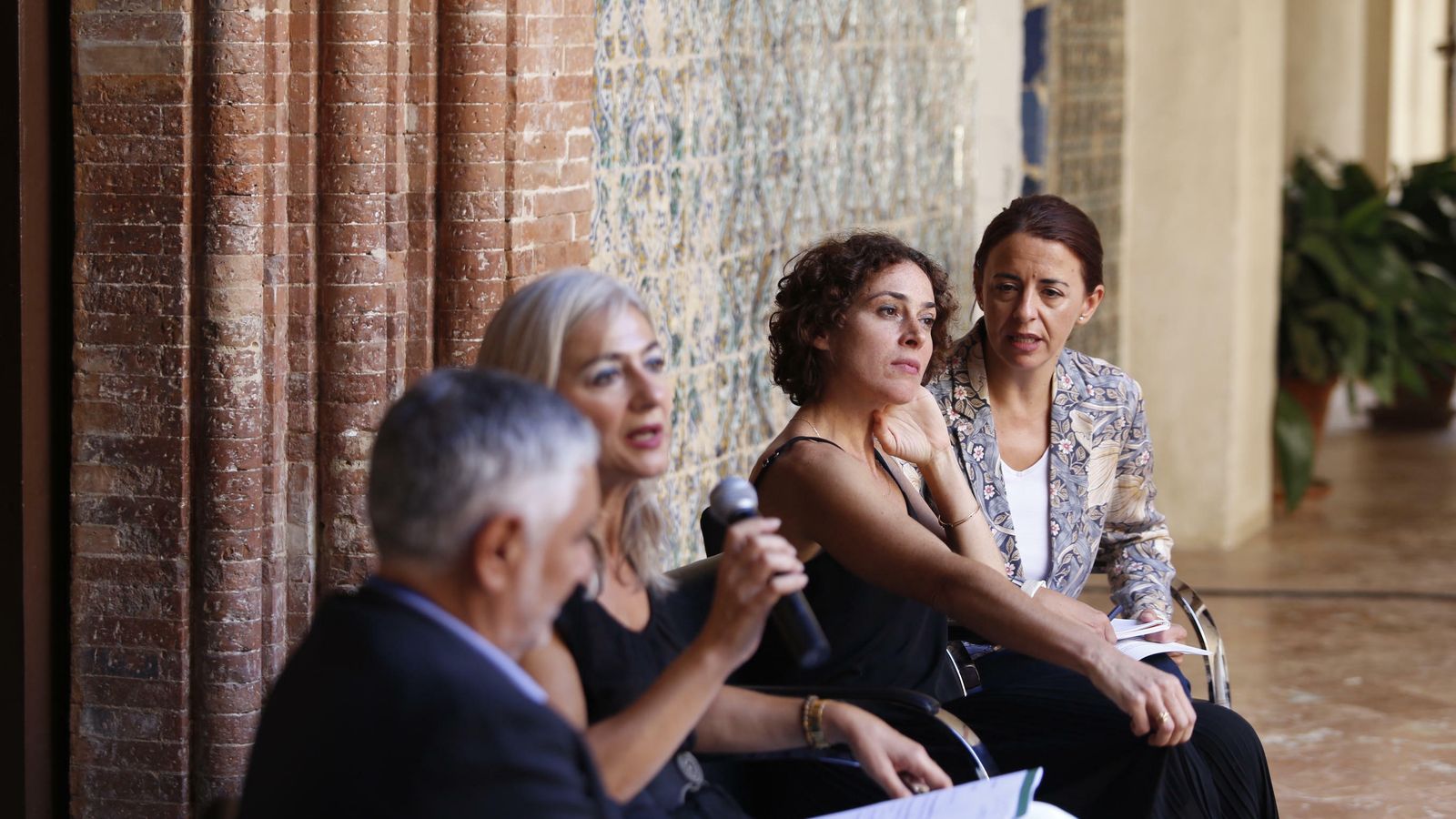 La autora, acompañada por Juan Antonio Álvarez Reyes, la consejera Patricia del Pozo y la traductora Concha Ortiz.