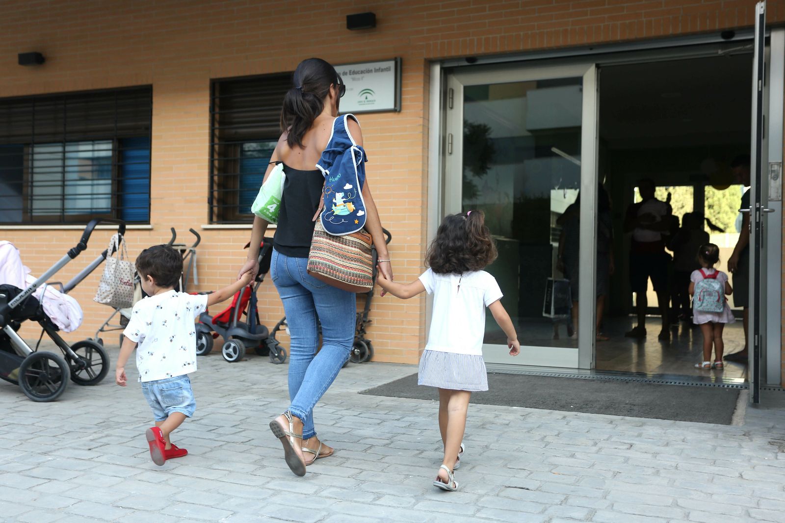 Primer día de curso en una escuela de la capital.