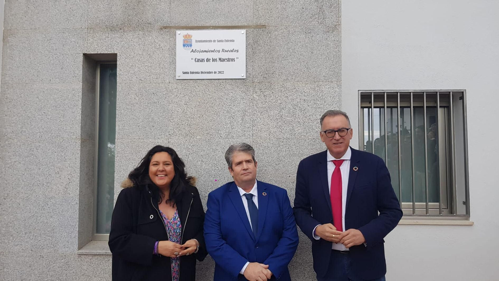 Dirigentes institucionales en la inauguración de las viviendas de turismo rural.
