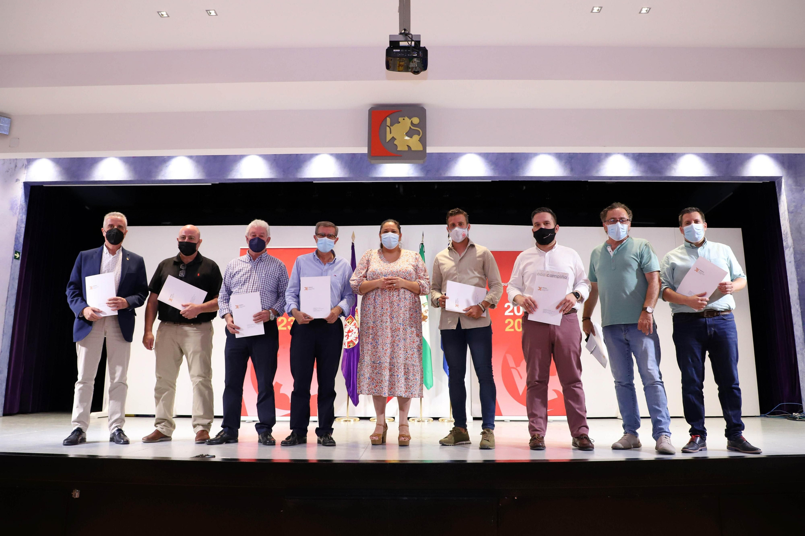 Dolores Amo y representantes de los GDR de la provincia de Córdoba en la firma de convenios.