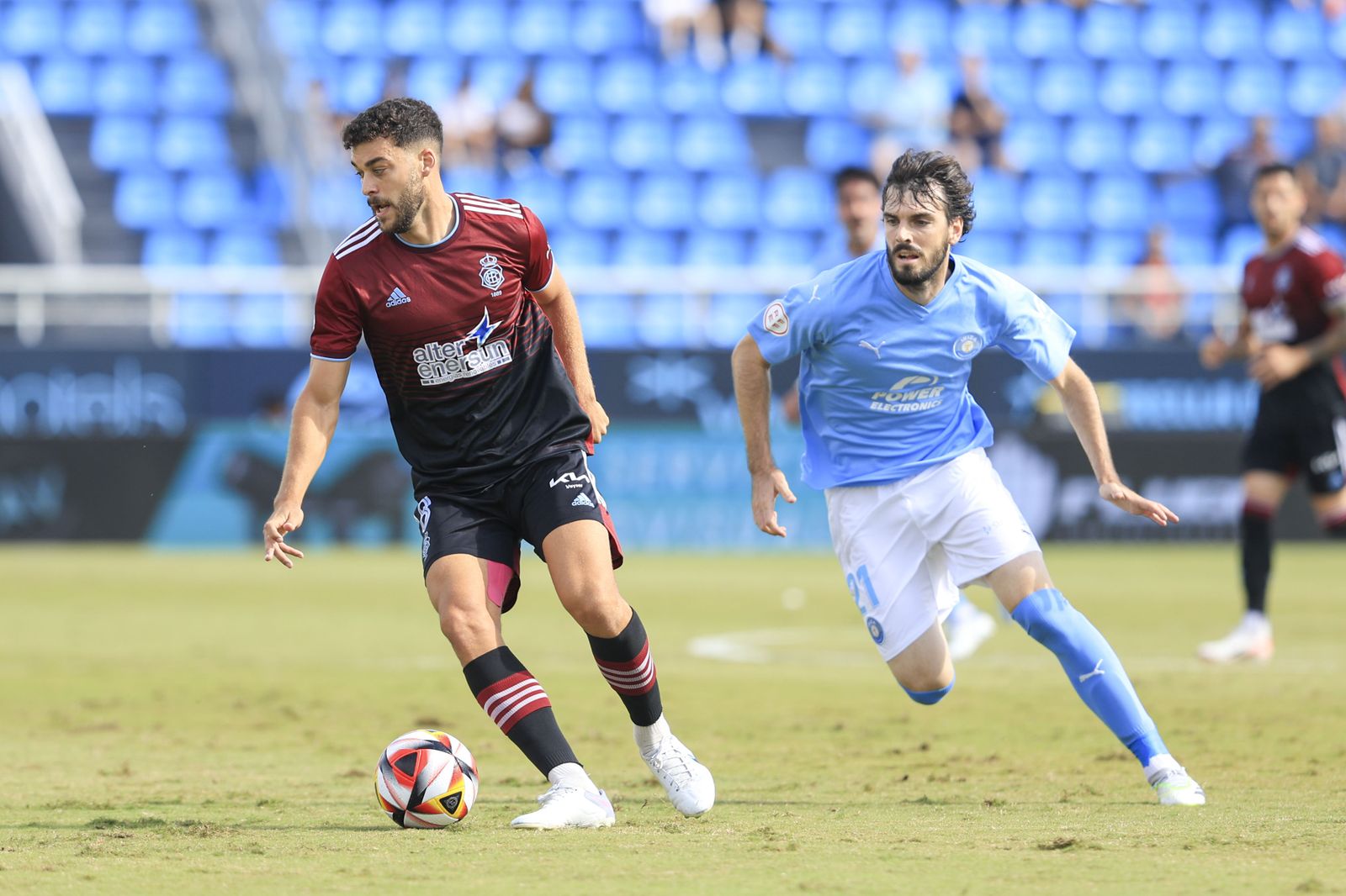 Eugeni presiona a Luis Alcalde que conduce el balón.