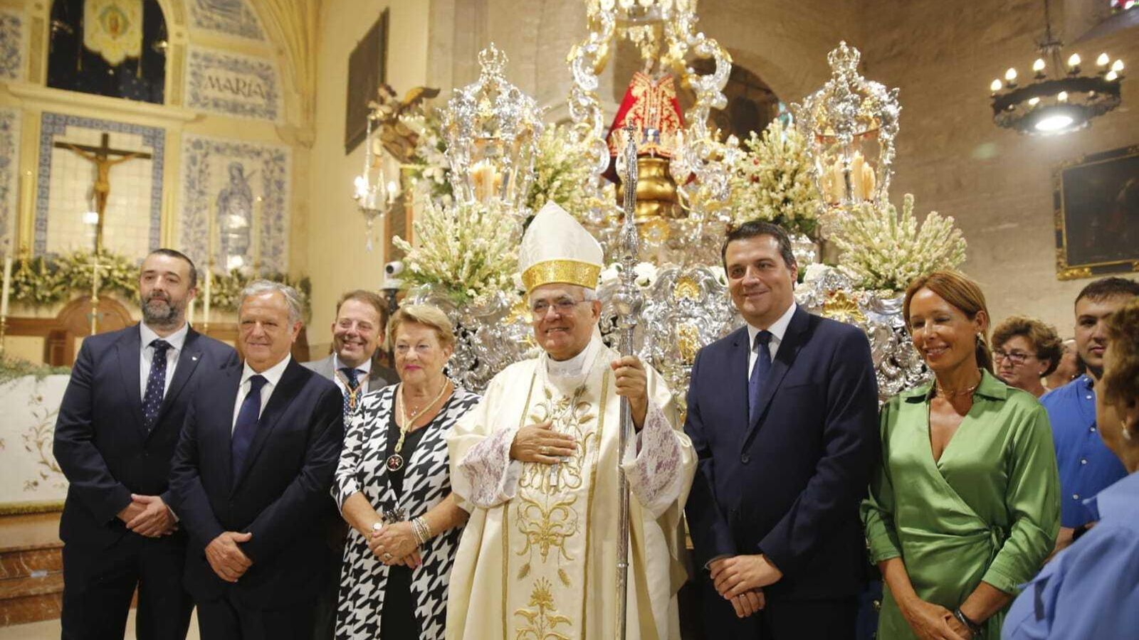 El obispo y el alcalde, en el centro, ante el paso de la Virgen de la Fuensanta.