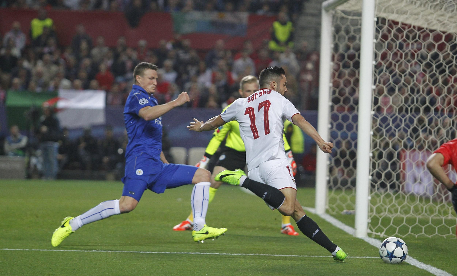 Sarabia se dispone a lanzar a portería presionado por Huth y vigilado por el portero Schmeichel.