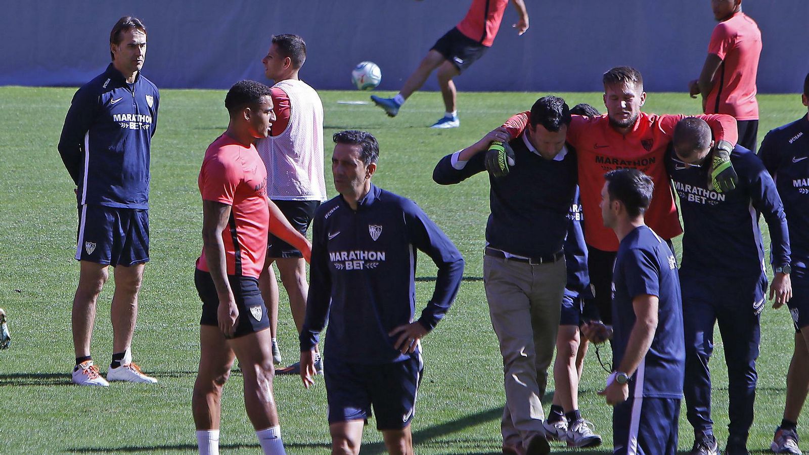 Vaclik (d)  se retira del entrenamiento tras torcerse un tobillo.