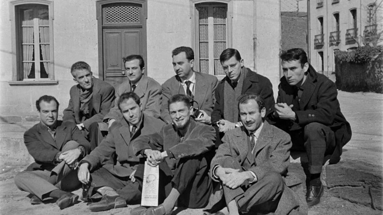 El famoso homenaje de Collioure, en febrero de 1959, fue usado por los poetas del cincuenta para la promoción editorial del grupo. De izquierda a derecha, en la fila de arriba: Blas de Otero, José Agustín Goytisolo, Ángel González, José Ángel Valente y Alfredo Castejón. En la fila de abajo: Jaime Gil de Biedma, Alfonso Costafreda, Carlos Barral y José Manuel Caballero Bonald.