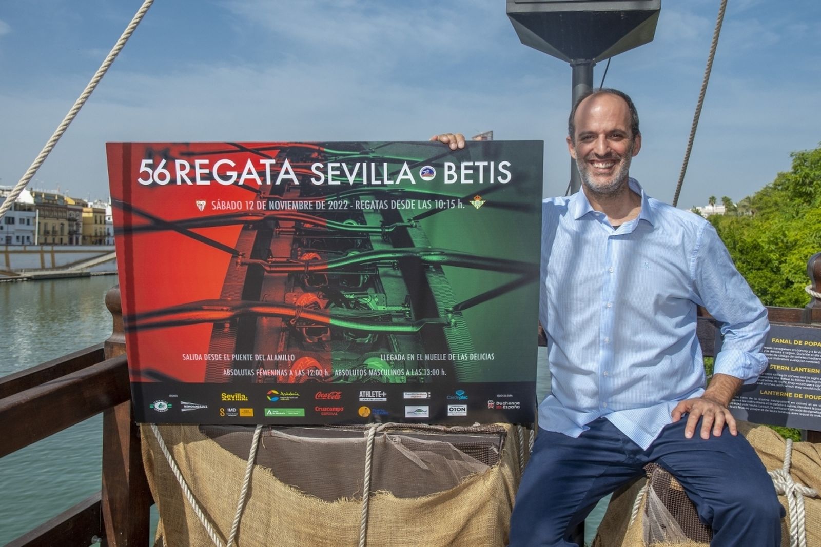 Ignacio Muñoz, con el cartel de la regata de este año.