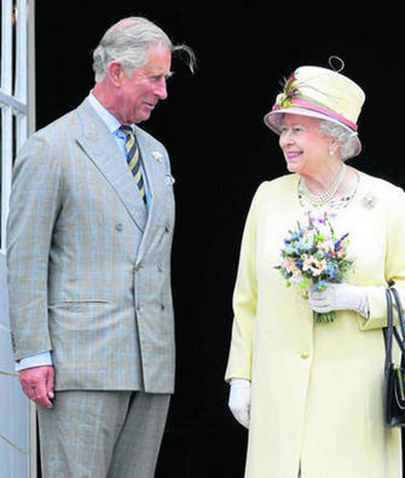 Isabel II 'reconoció' el amor de Carlos y Camilla en el 2000.