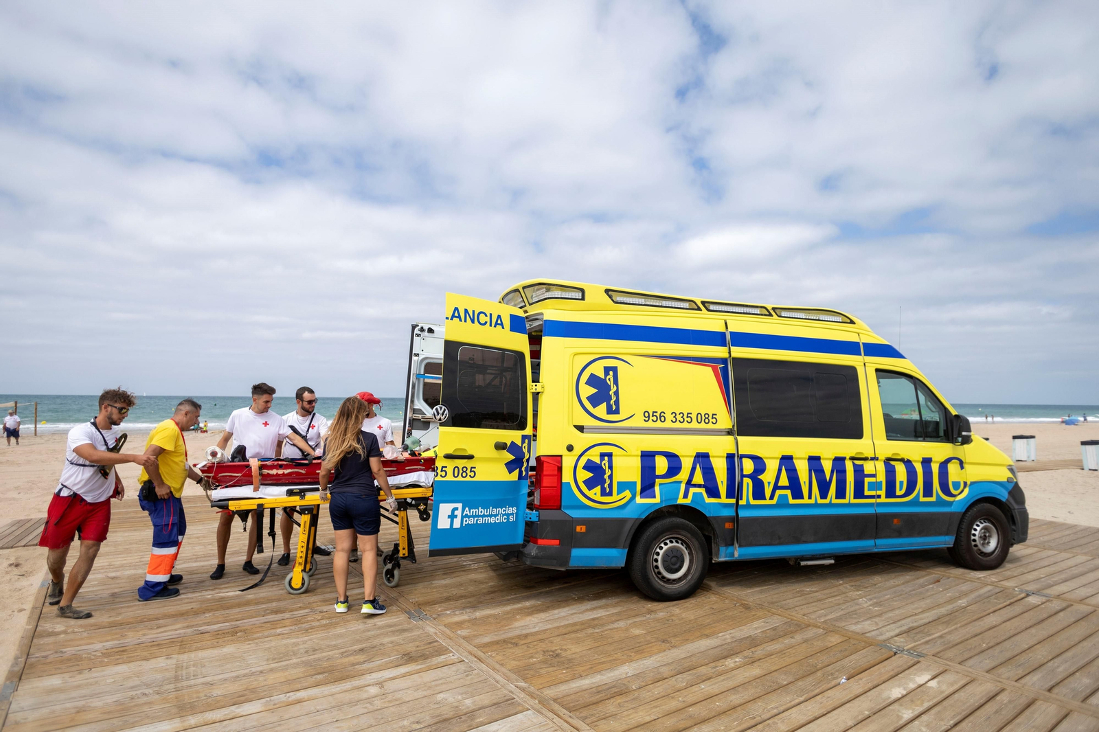 En imágenes: así se pone a prueba el servicio de socorrismo y salvamento de la playa de Camposoto