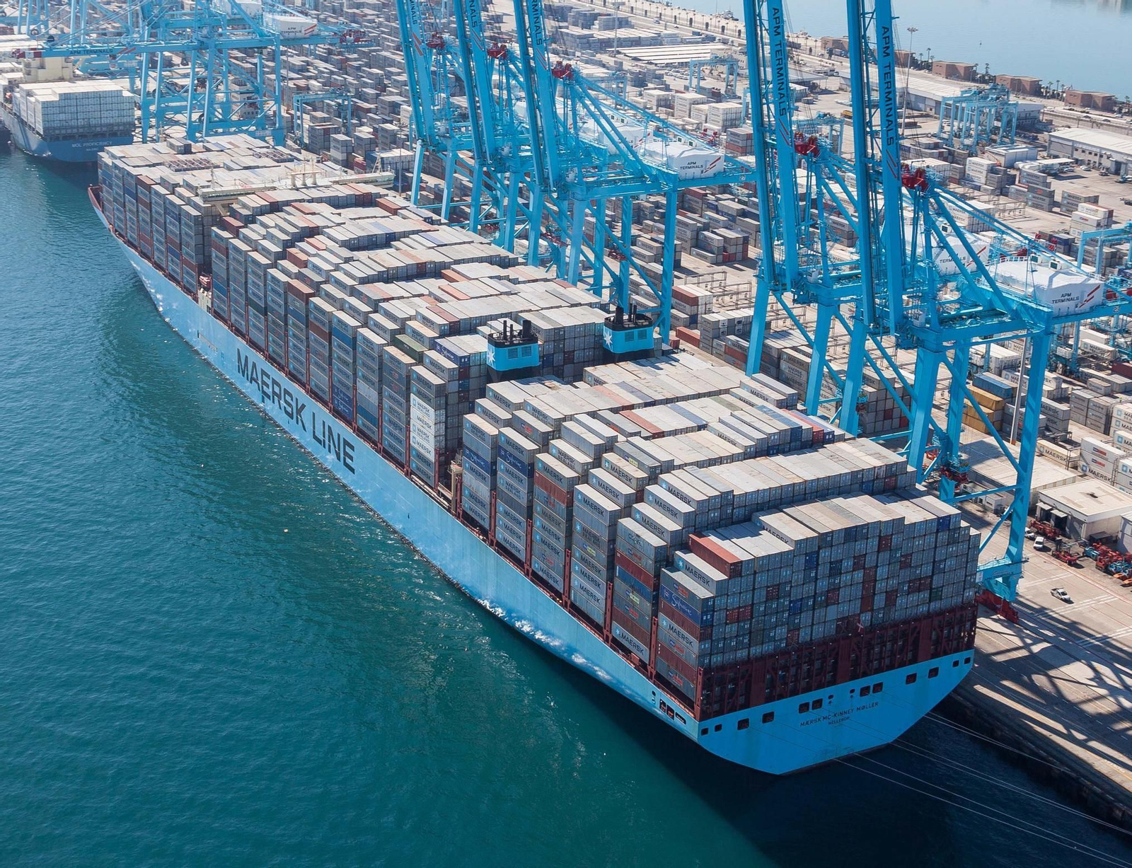 Uno de los megabuques de Maersk Line opera en el puerto de Algeciras.