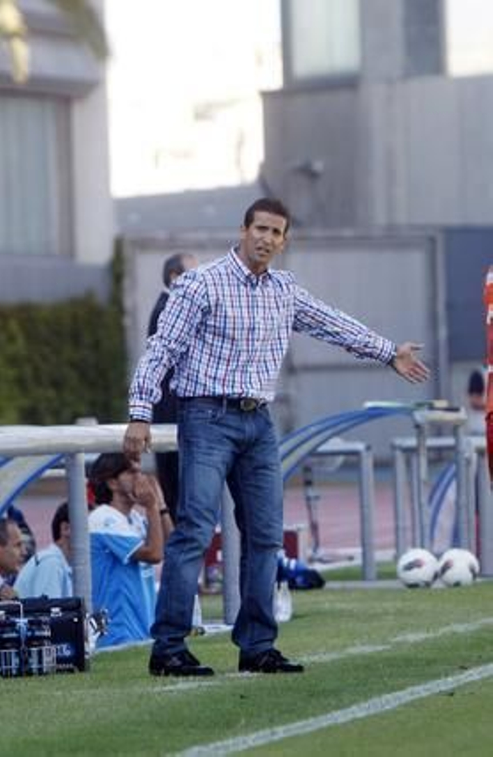 Juan Merino hace una indicación a sus jugadores en el primer periodo.

Foto: Juan Carlos Toro