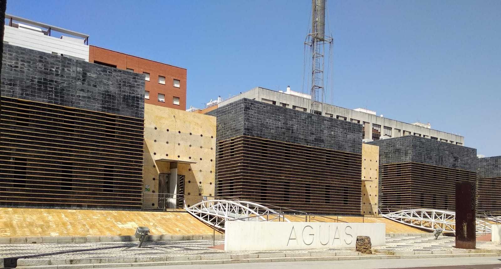 Edificio que alberga la sede de la empresa municipal Aguas de Huelva.
