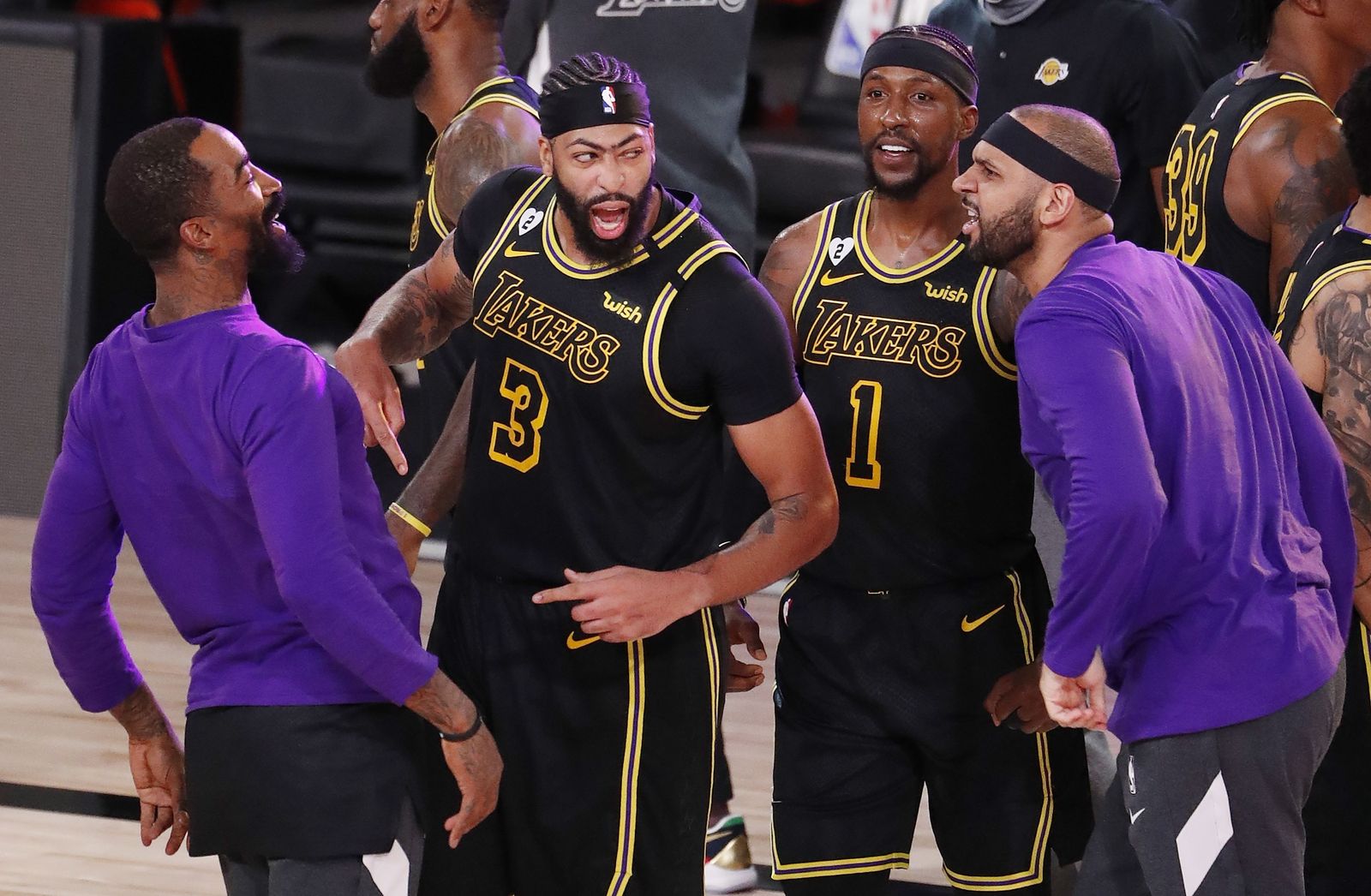 Anthony Davis, en el centro, siendo felicitado por varios jugadores de los Lakers