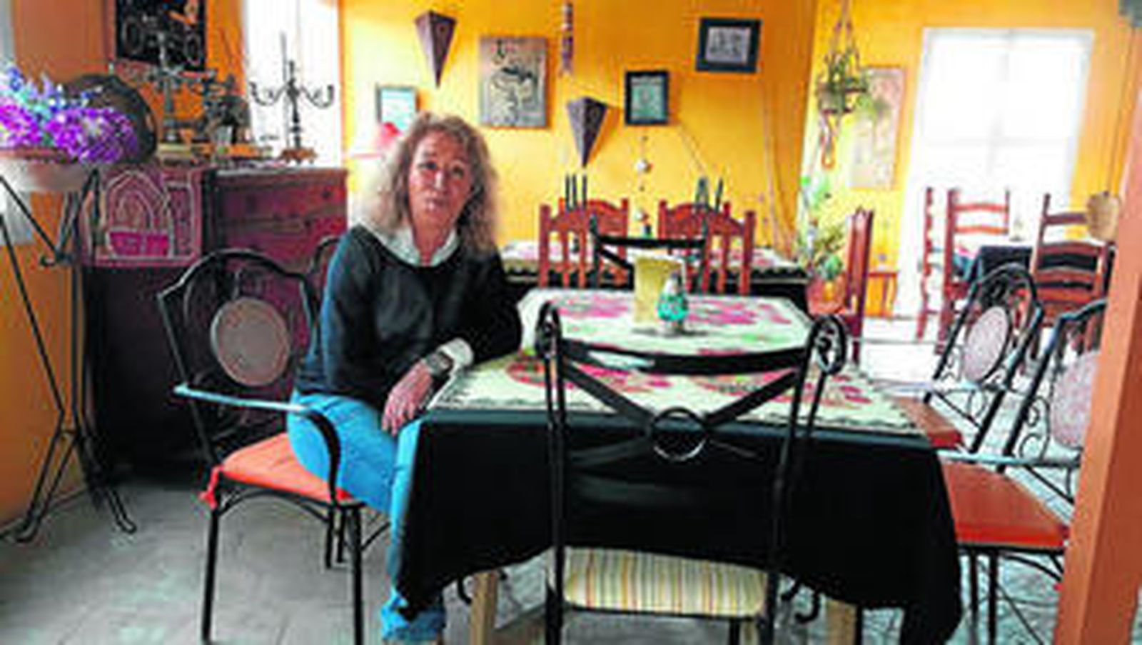 Amalia Quero, en su pequeño negocio, ubicado en el kilómetro 9 de la carretera Chiclana-Medina.