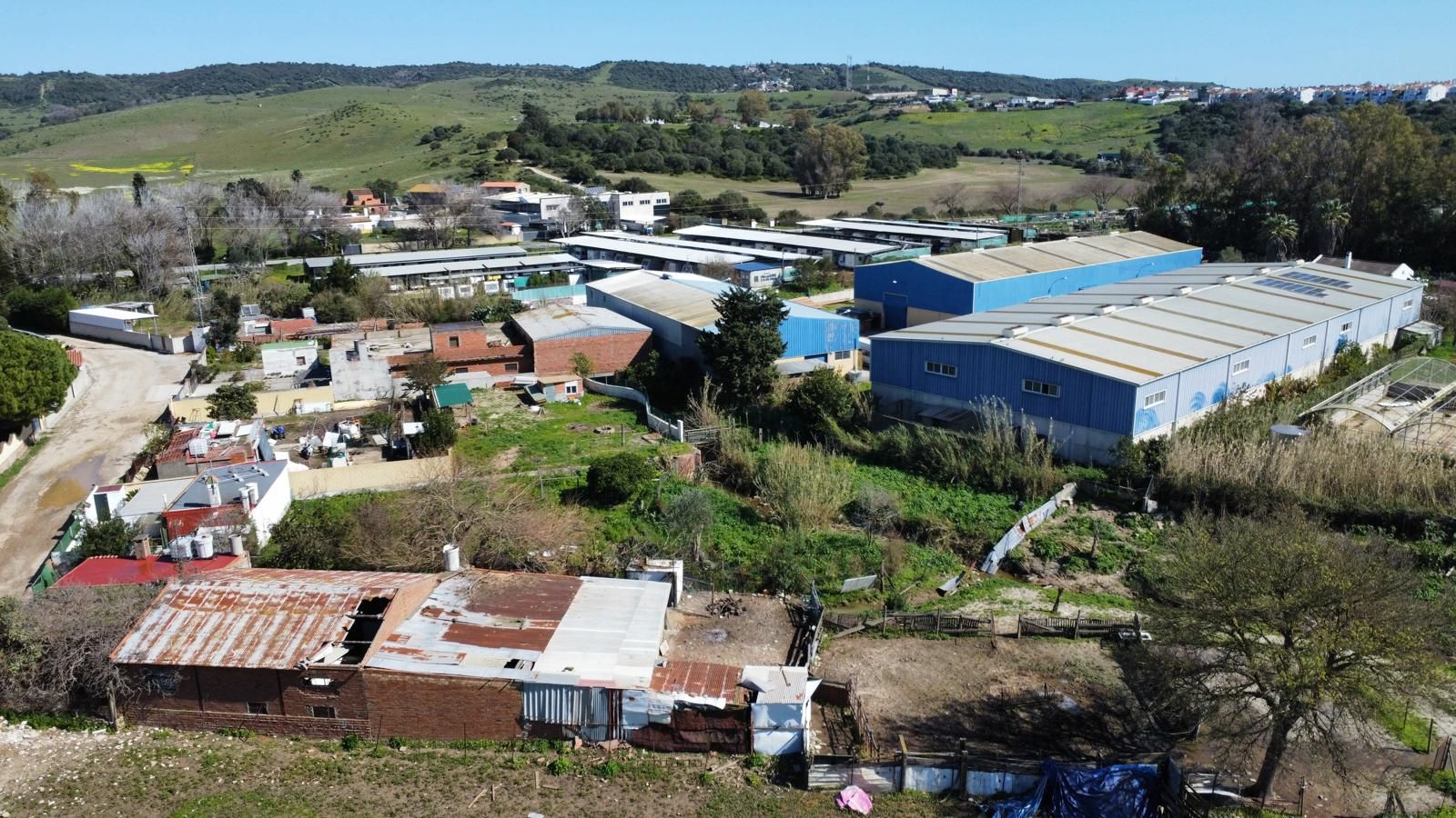 Terrenos, naves industriales y agrícolas en la Vega del Moral.