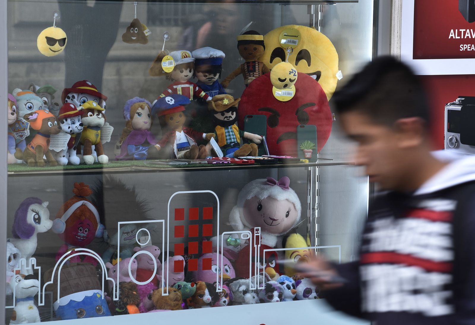 Un escaparate con peluches y juguetes.