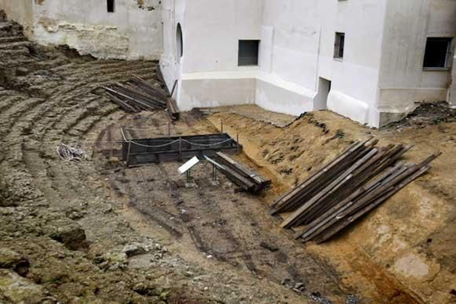 Las maderas del escenario ya se han retirado

Foto: Jose Braza