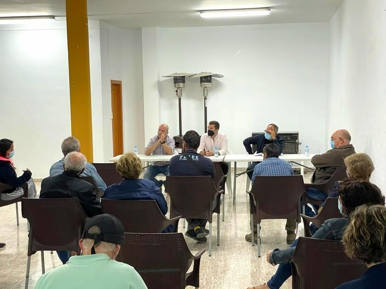 Momento de la reunión en el Ayuntamiento de Fuente Victoria con la presencia del alcalde de Almócita.