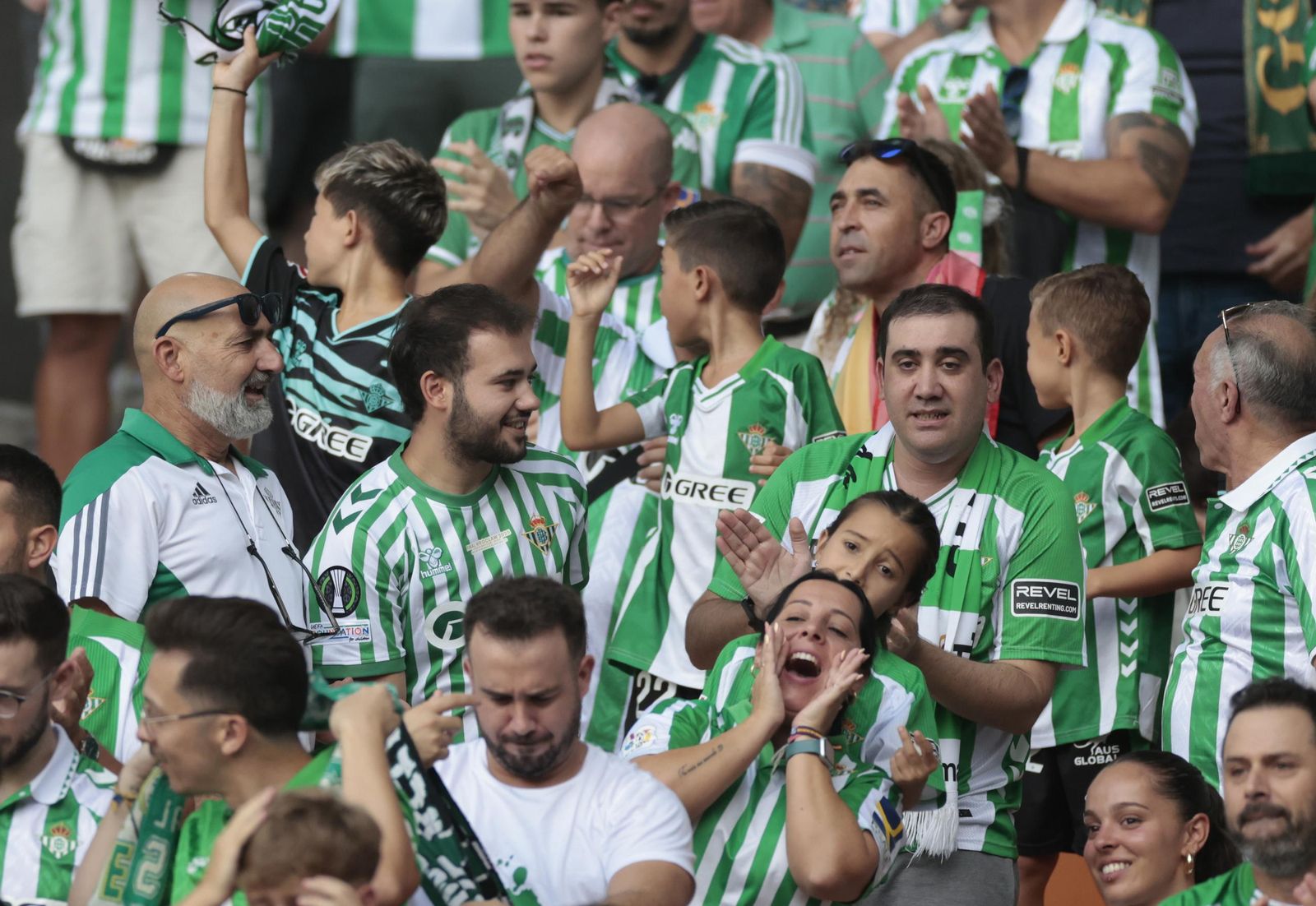 Búscate en las fotos del Betis - Athletic Club